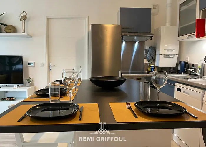 Апартаменты Les 4 Elements 4 Balcony Elevator & Private Parking Sleeps 4 Онфлёр